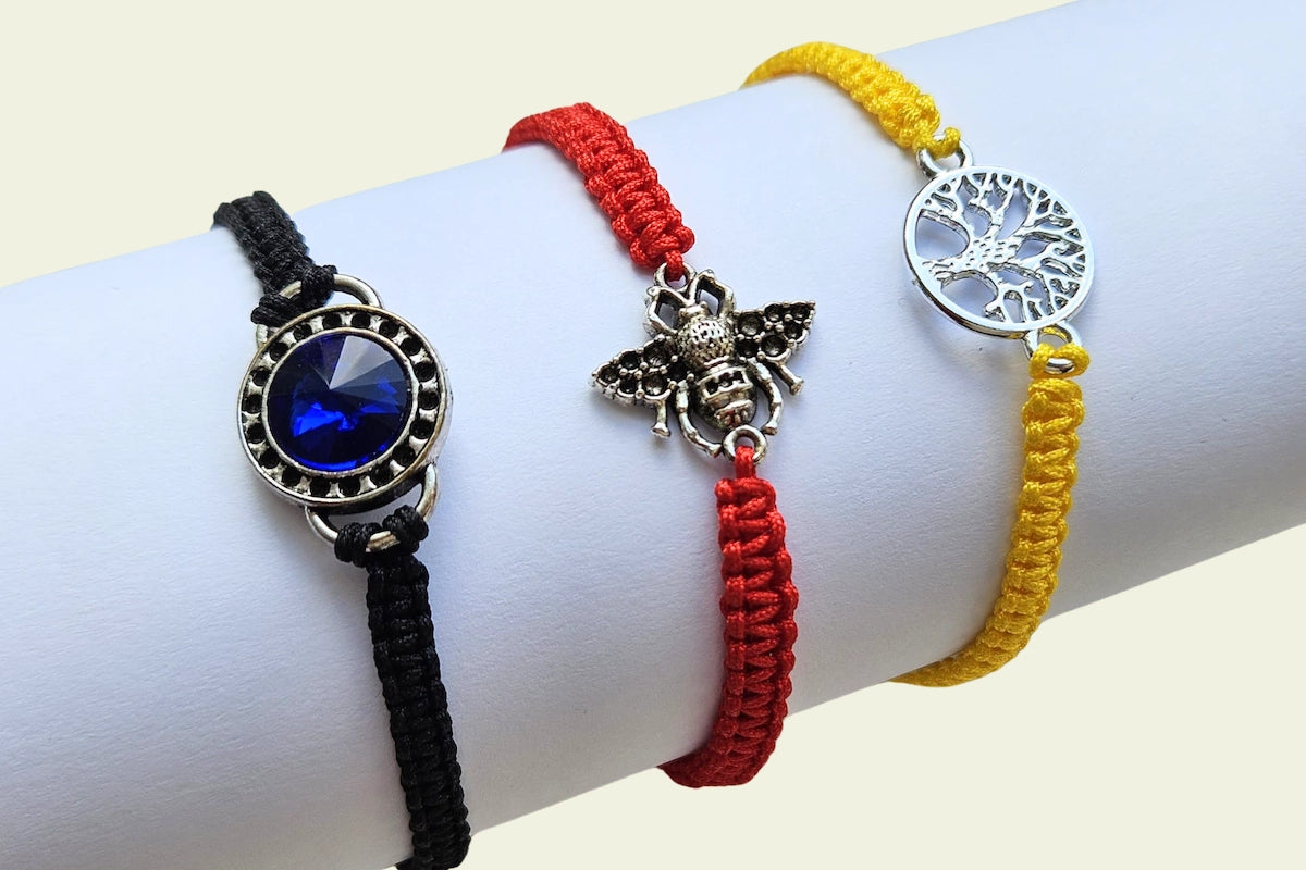 Makramė pynimo technika nupintos apyrankės, papuoštos įvairiais intarpais.