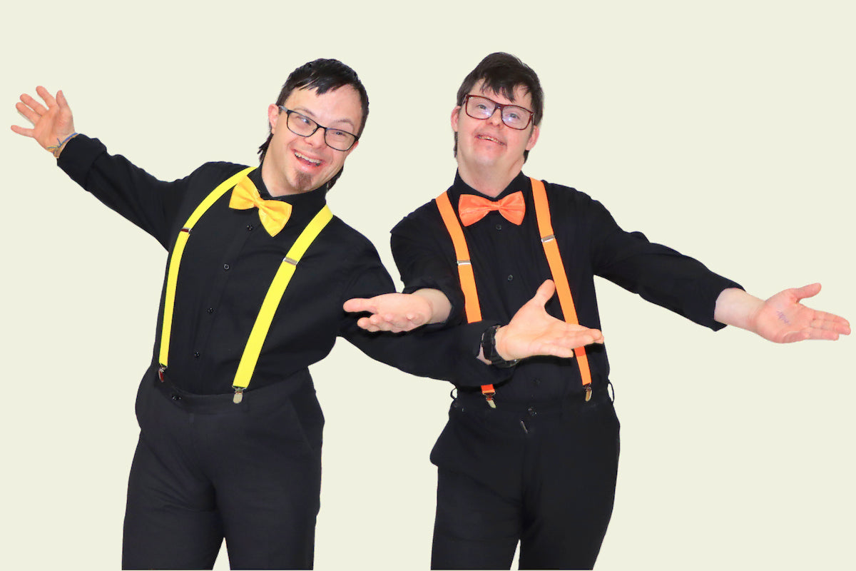 Du jauni vyrai pozuoja Judesio dirbtuvių edukacijoje.