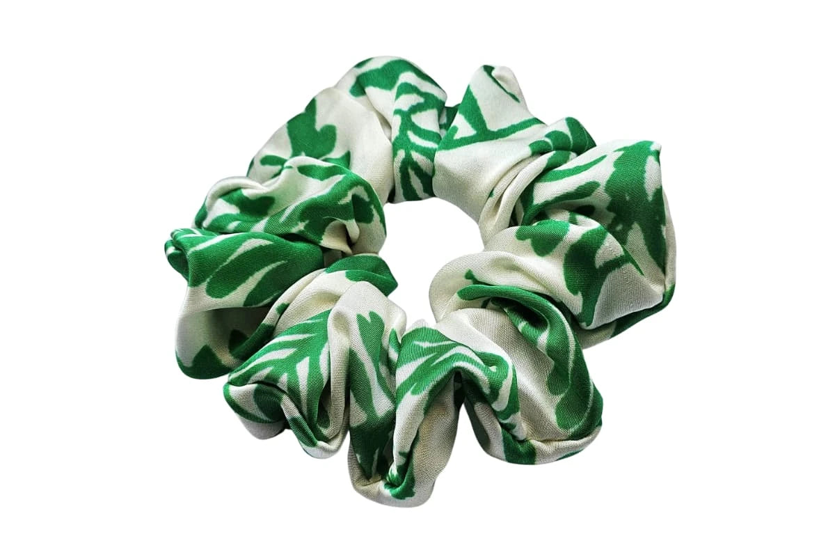 Rankų darbo šilkinė plaukų gumytė Fantomo takas, įvairių spalvų.