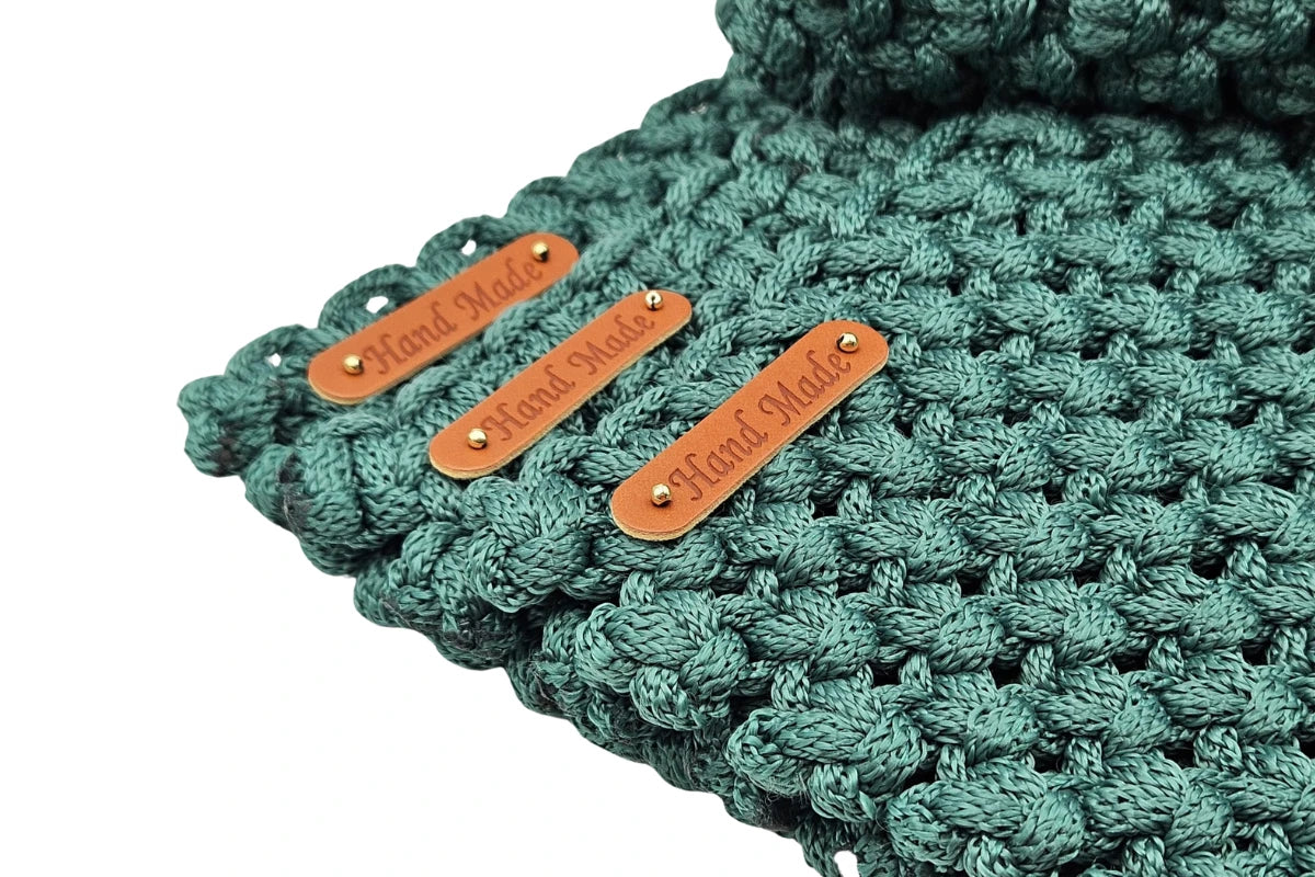 Rankų darbo nertų stalo padėkliukų komplektas Poliarinė naktis, padėkliukų komplektą sudaro 4 vienetai: ~ 22x22 cm., pagamintos iš poliesterio.