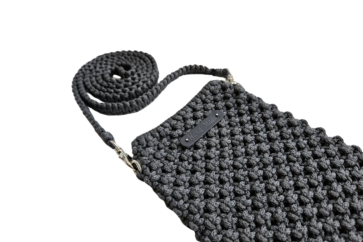 Rankų darbo pintas rankinukas telefonui, pilkas, dydis 11x21 cm., pagaminta iš poliesterio.