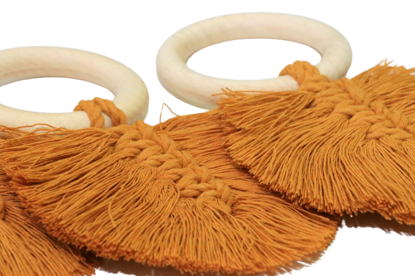 Rankų darbo žiedai stalo servetėlėms, rinkinyje yra 6 vienetai, žiedų skersmuo 5,5 cm, bendras ilgis ~14 cm., žiedo dekoracija pagaminta iš Macramė siūlų.