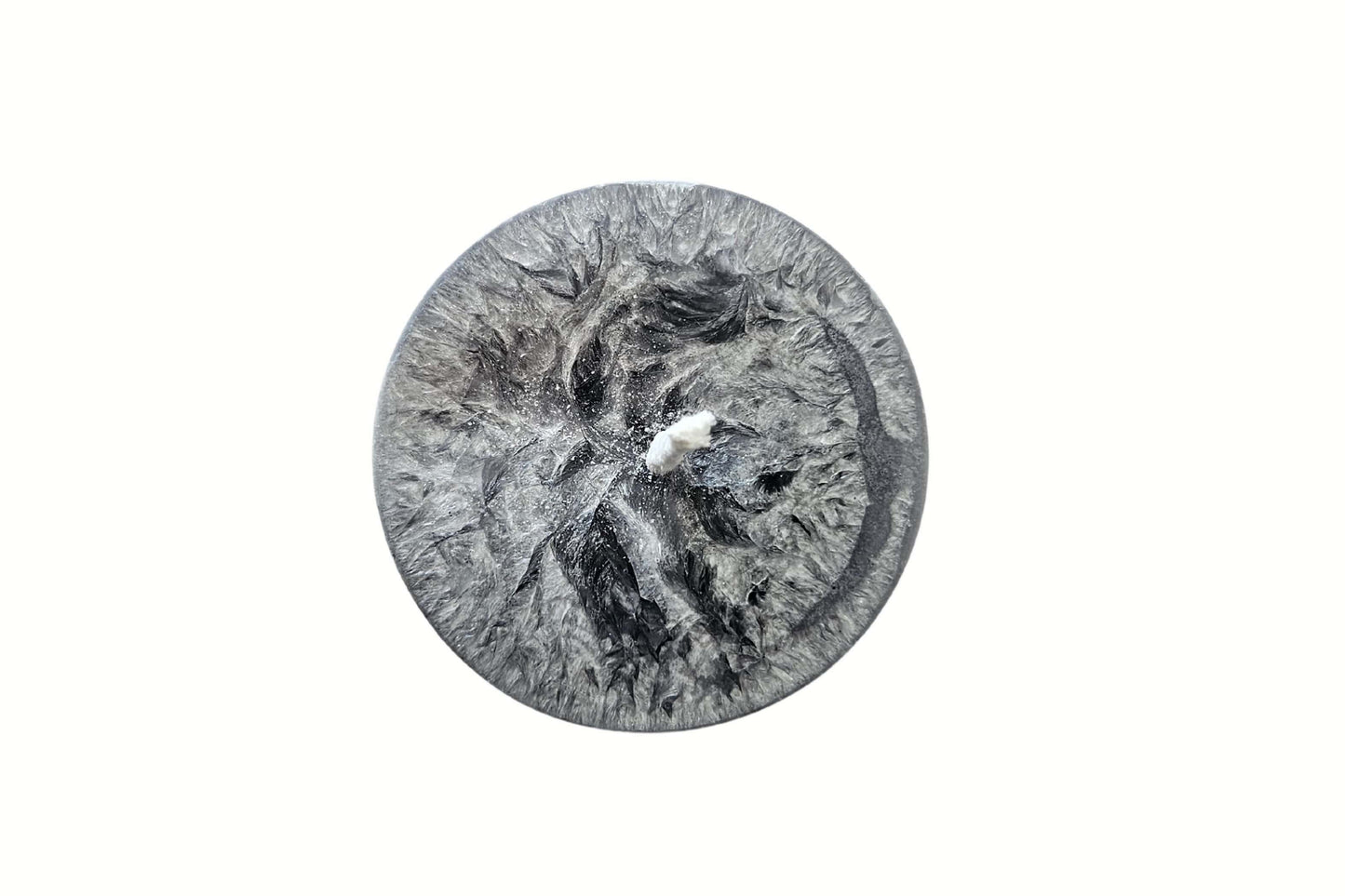 Rankų darbo pastatoma žvakė cilindras Spalvotoji pašvaistė, pilka, žvakės svoris: ~250 gr., žvakės aukštis 8 cm, plotis 6 cm.