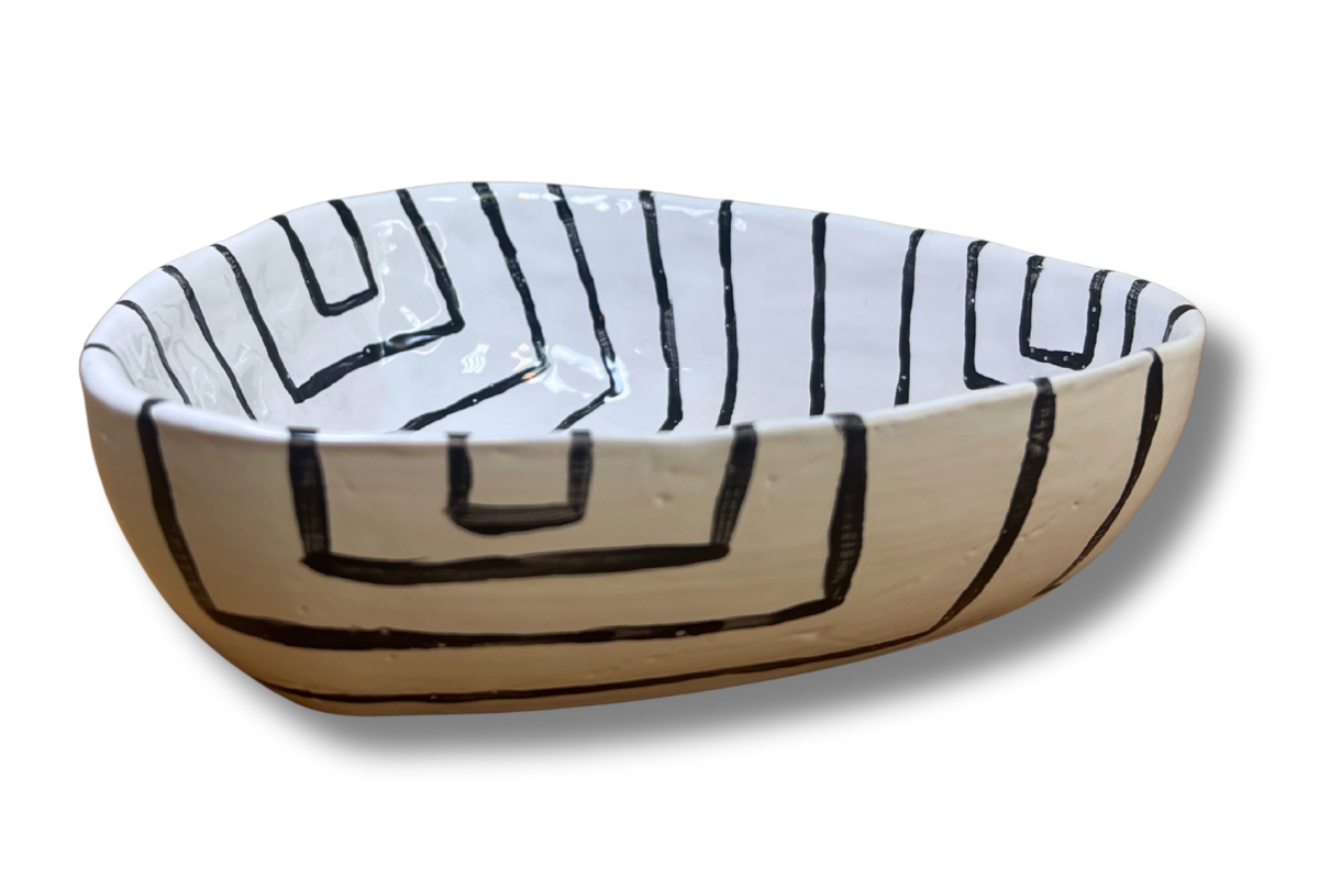 Rankų darbo keraminis dubuo „Vingis“ su juodais geometriniais raštais, 17 cm skersmens