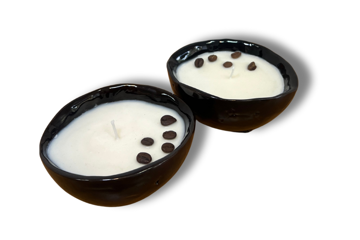 Rankų darbo žvakė „Pupelė“ dvi žvakės keramikinėse lėkštelėse, dekoruotos kavos pupelėmis