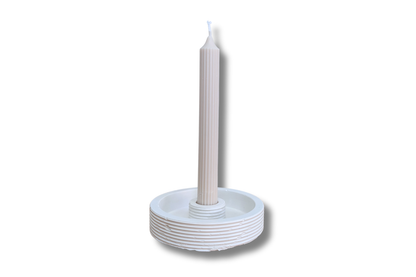 Balta gipsinė žvakidė su ilga dekoratyvia žvake – minimalistinis rankų darbo interjero akcentas