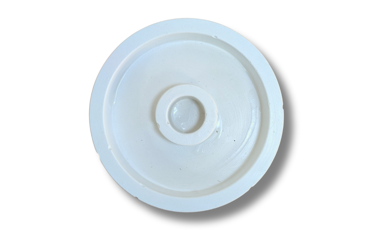 Balta gipsinė žvakidė – viršaus vaizdas, matomas 11,5 cm skersmuo ir žvakės laikiklis centre