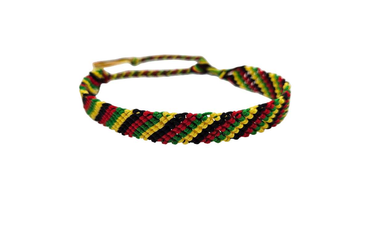 Rankų darbo apyrankė Laimės juosta, pinta iš siūlų Lietuvos trispalvės spalvomis