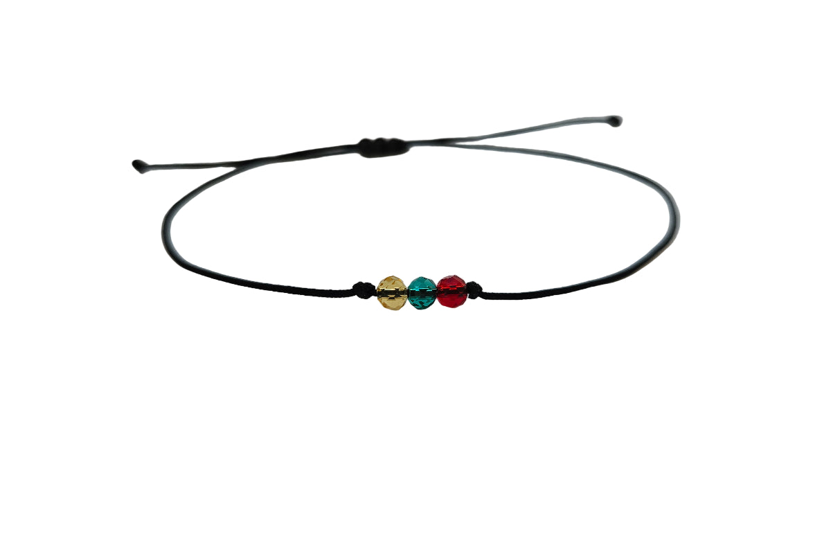 Vieno siūlo apyrankė su trimis karoliukais Lietuvos trispalvės spalvomis