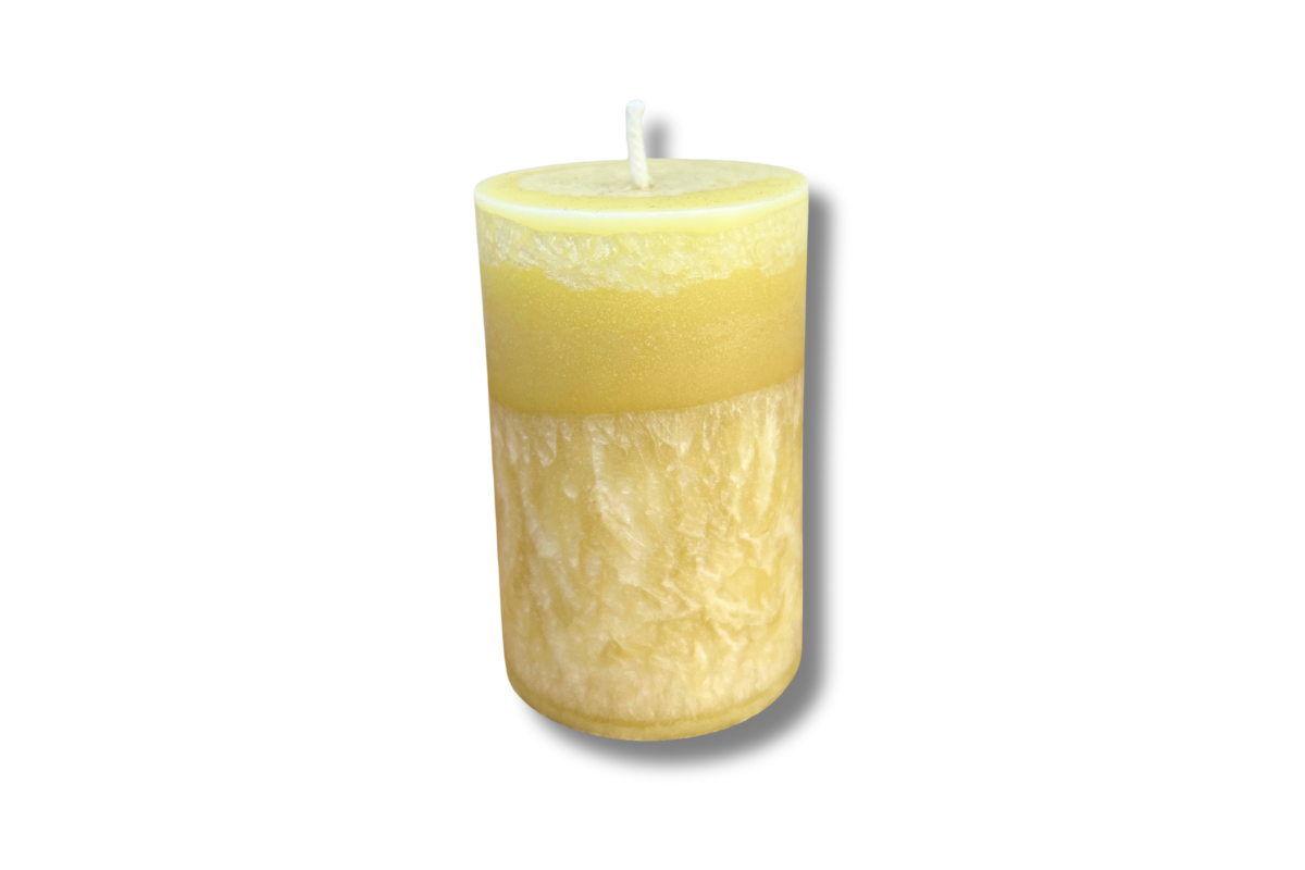 Rankų darbo pastatoma žvakė cilindras Spalvotoji pašvaistė, geltona, žvakės svoris: ~250 gr., žvakės aukštis 8 cm, plotis 6 cm.