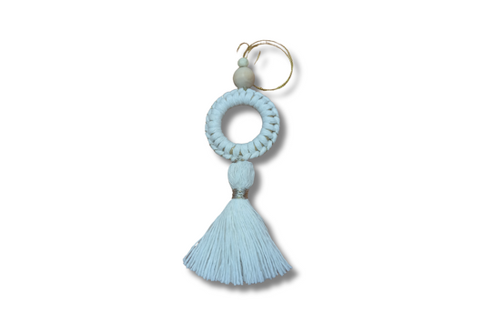 Rankų darbo baltas macrame žaisliukas „Baltos tylos lašelis“ su kutu – eglutės papuošimas, 8 cm ilgio.