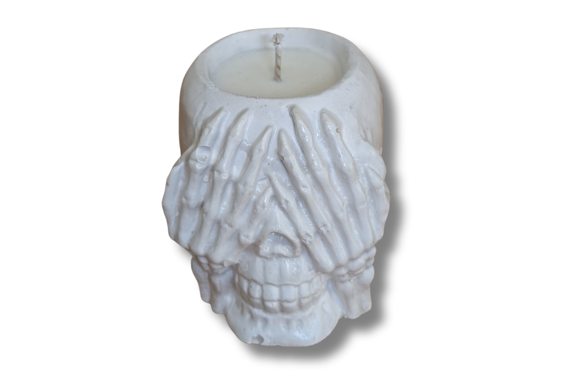Balta kaukolės žvakė iš priekio su rankomis ant akių