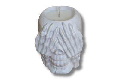 Balta kaukolės žvakė iš priekio su rankomis ant akių