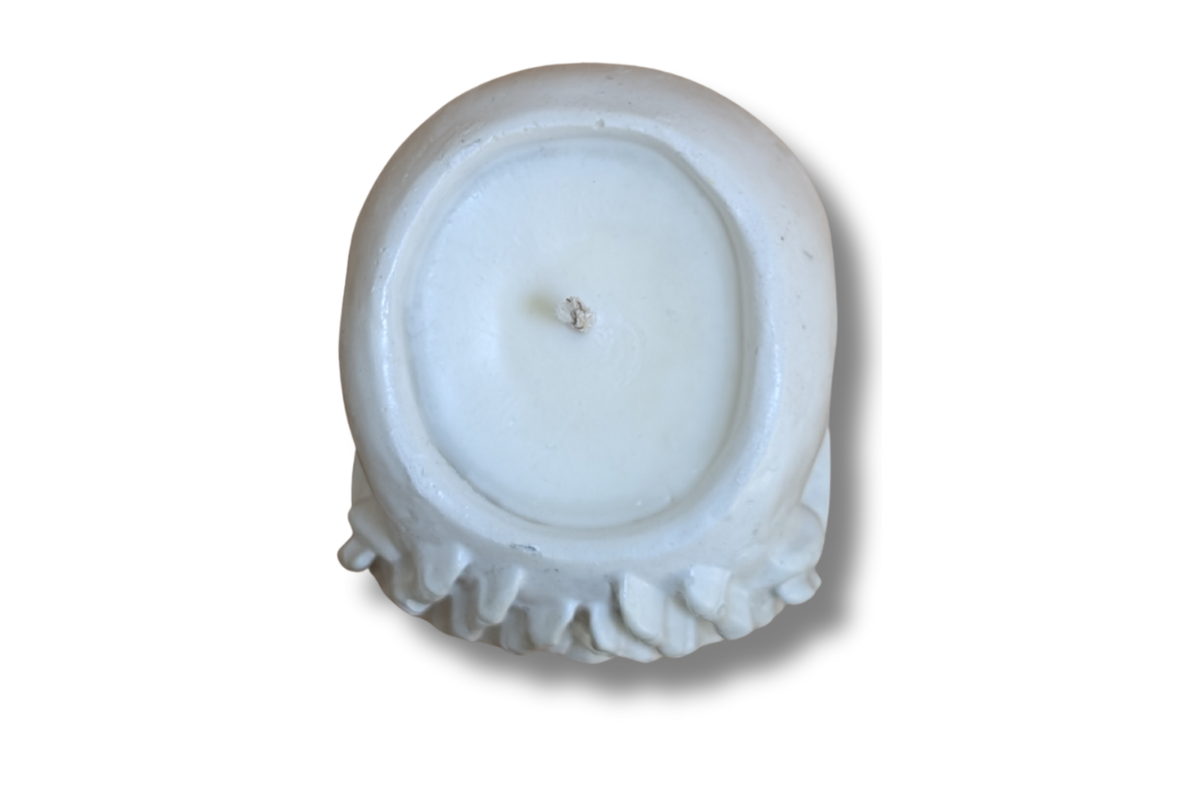 Kaukolės formos žvakė iš viršaus