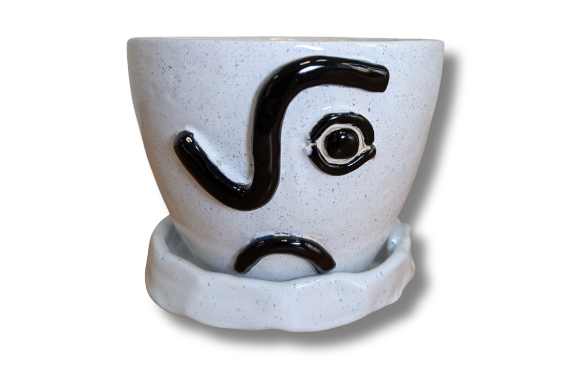 Keraminis vazonas su unikalia juoda veido linija, matomas iš priekio.