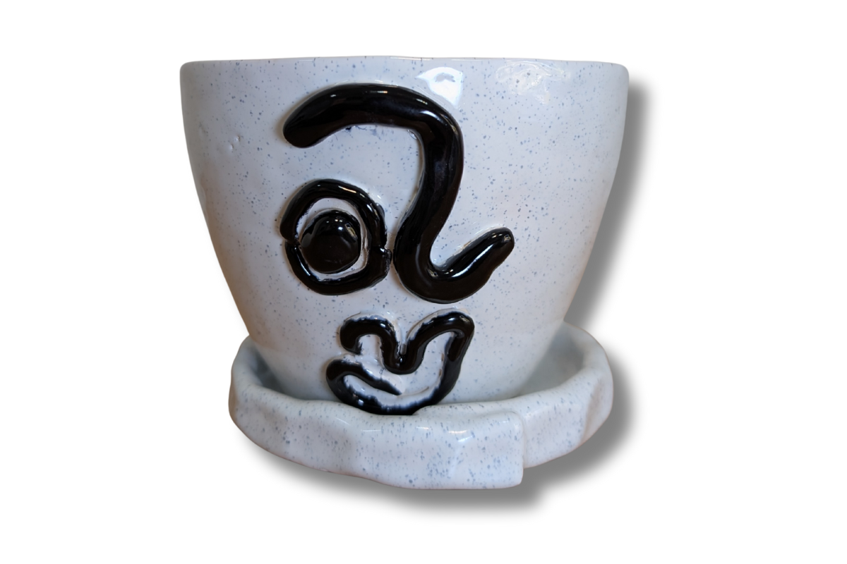 Keraminis vazonas su stilizuotu veidu ir lūpų piešiniu, rankų darbo gamyba.