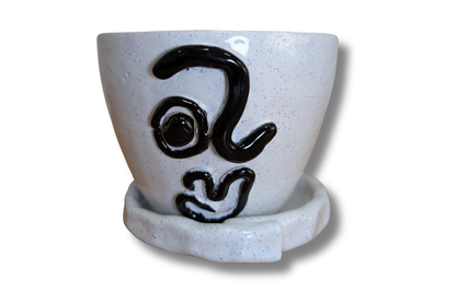 Keraminis vazonas su stilizuotu veidu ir lūpų piešiniu, rankų darbo gamyba.