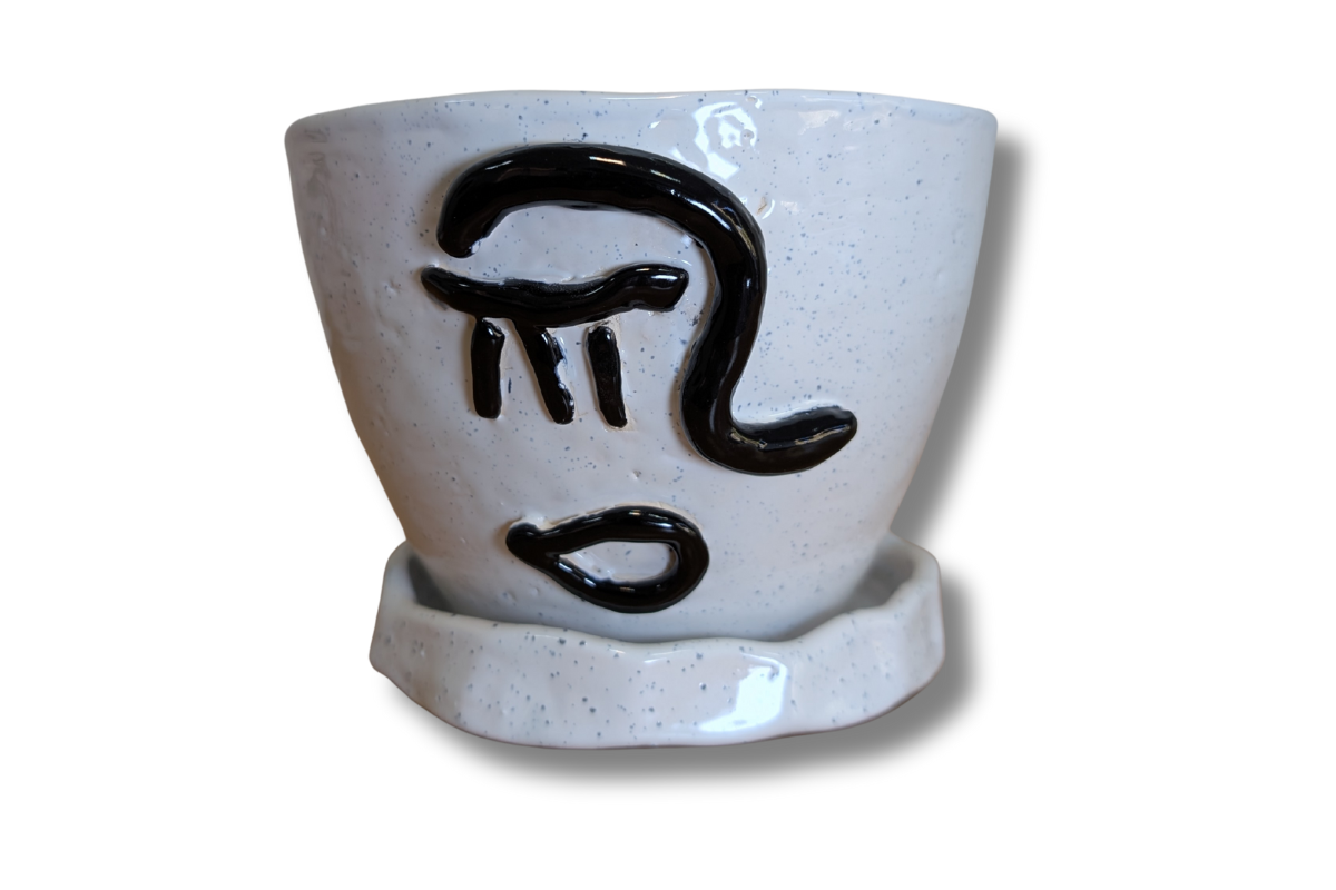 Rankų darbo keraminis vazonas su akies ir blakstienų piešiniu, minimalistinis stilius.