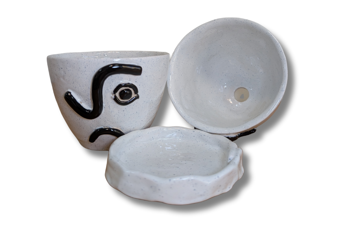 Keraminiai gėlių vazonai su padėklu, balti su juodais veido piešiniais.