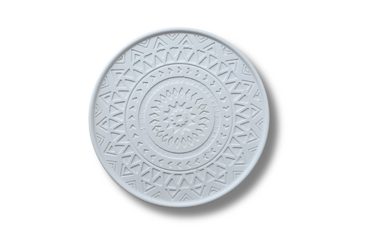 Rankų darbo gipsinis padėkliukas žvakėms, baltas su ornamentu, 10 cm skersmens