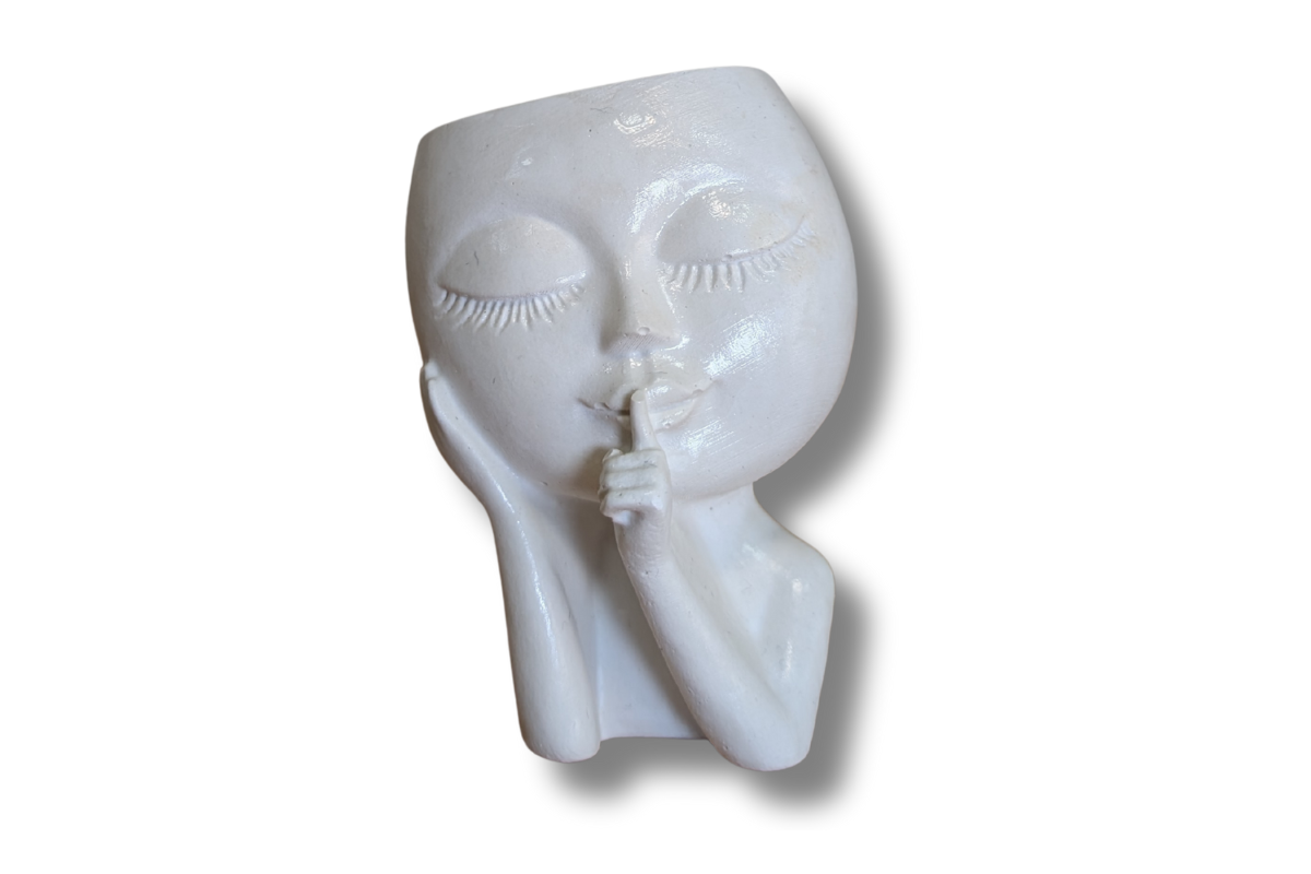 Rankų darbo gipso dekoracija „Mergaitė“ – vaizdas iš priekio