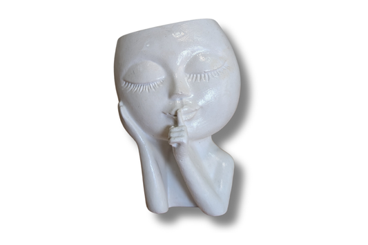 Rankų darbo gipso dekoracija „Mergaitė“ – vaizdas iš priekio