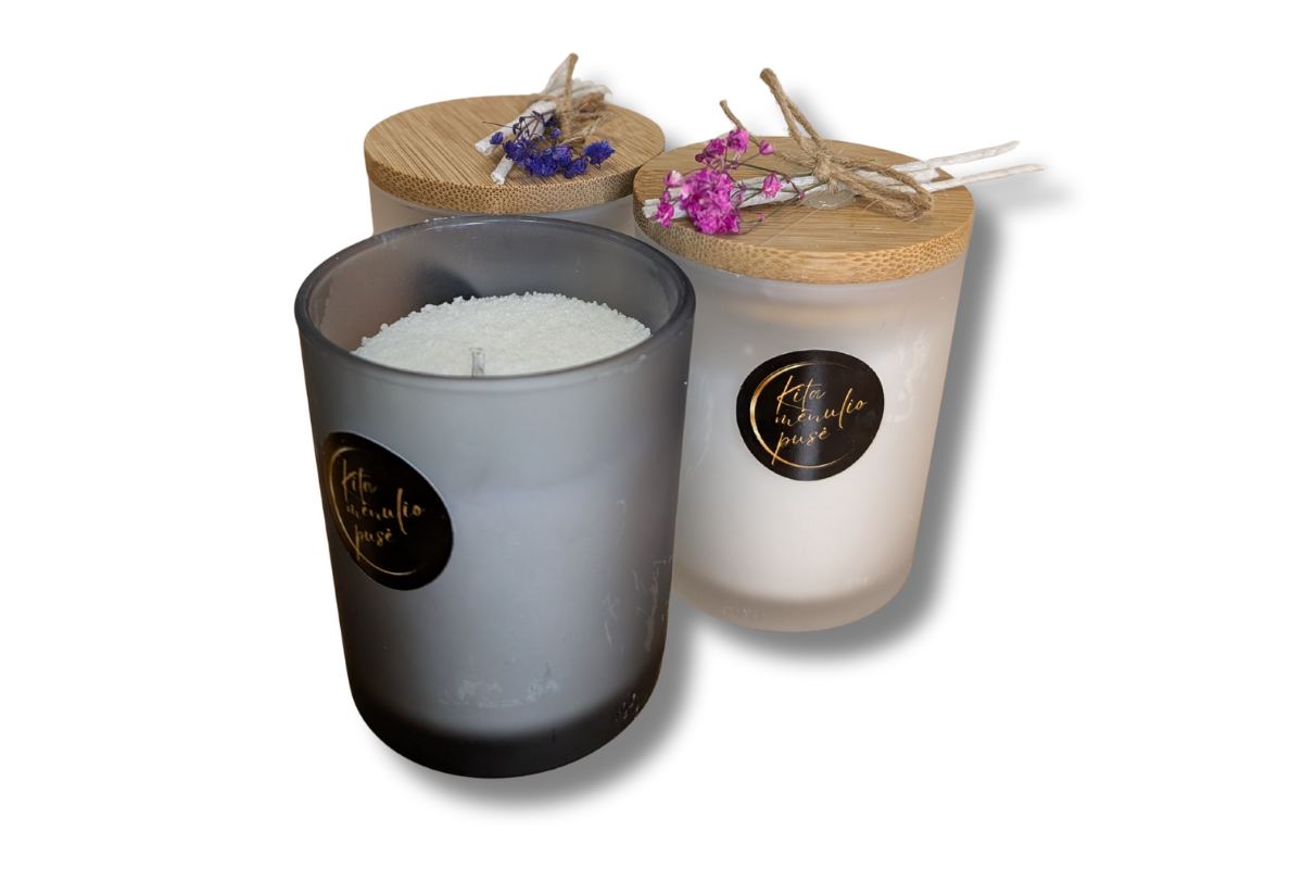 Smėlio vaško žvakės mediniai dangteliai papuošti džiovintomis gėlėmis.