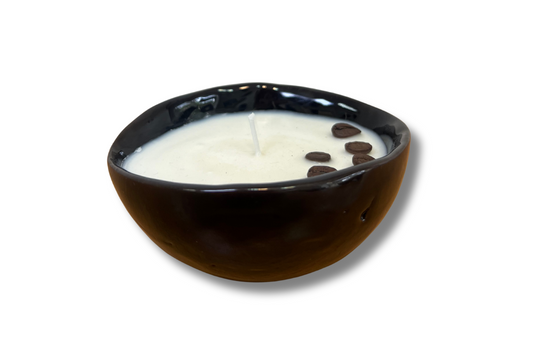 Rankų darbo žvakė „Pupelė“ keramikinis dubenėlis su balta žvake ir kavos pupelėmis, artimas vaizdas